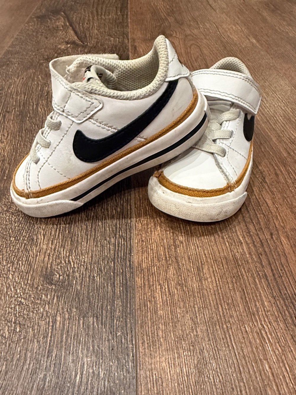 Nike Kids White, Black & Tan Low-Top Sneakers